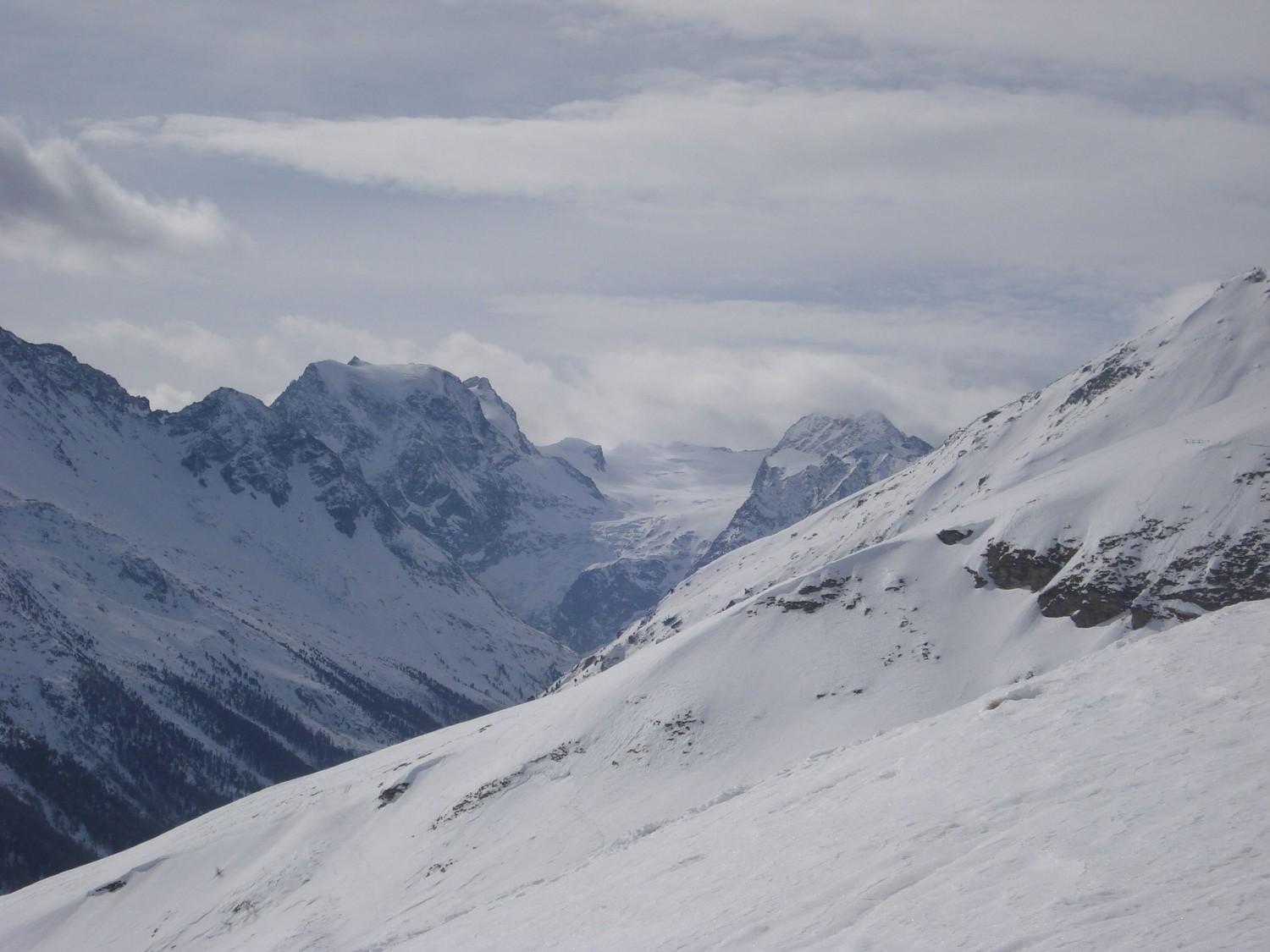 Au fond du cirque d'Arolla, le Mont Collon (3637m)