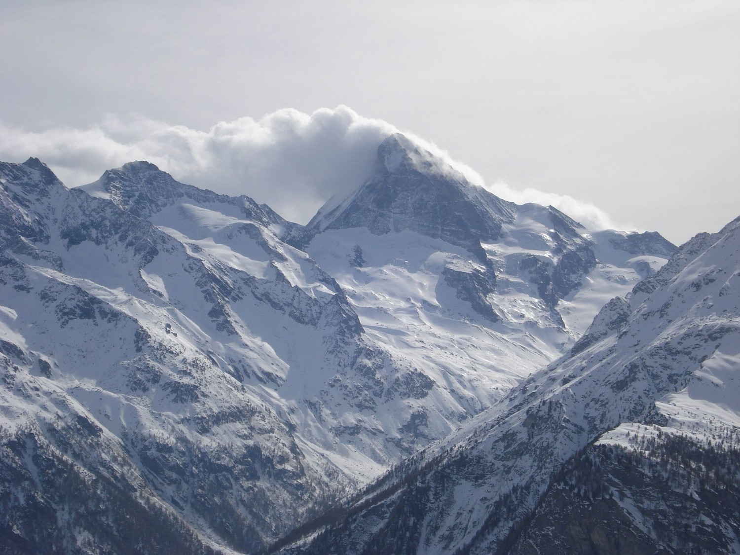 La Dent Blanche (4357m) et son panache...