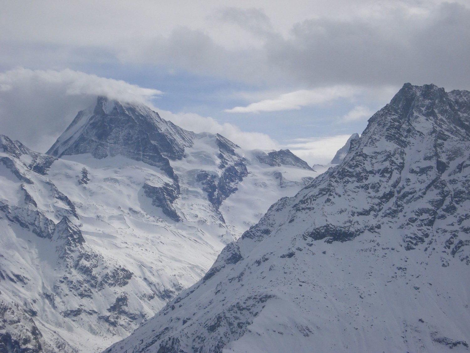 Alors que la Dent Blanche se couvre, brève appartion du Matterhorn (4478m)