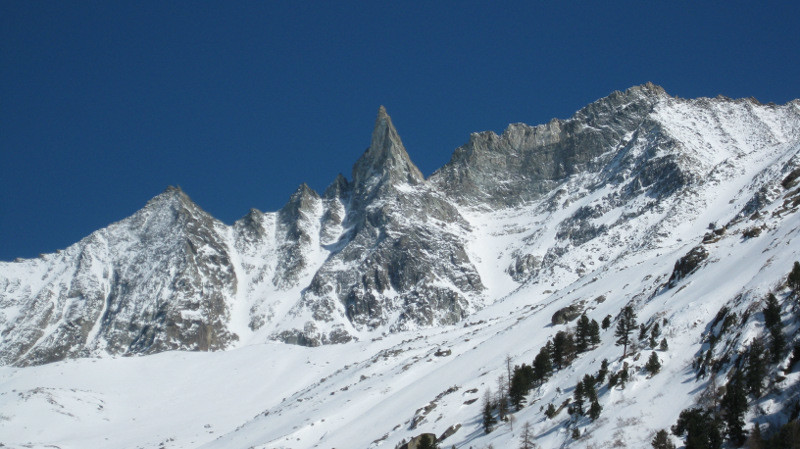Aiguille de la Tsa en remontant le vallon