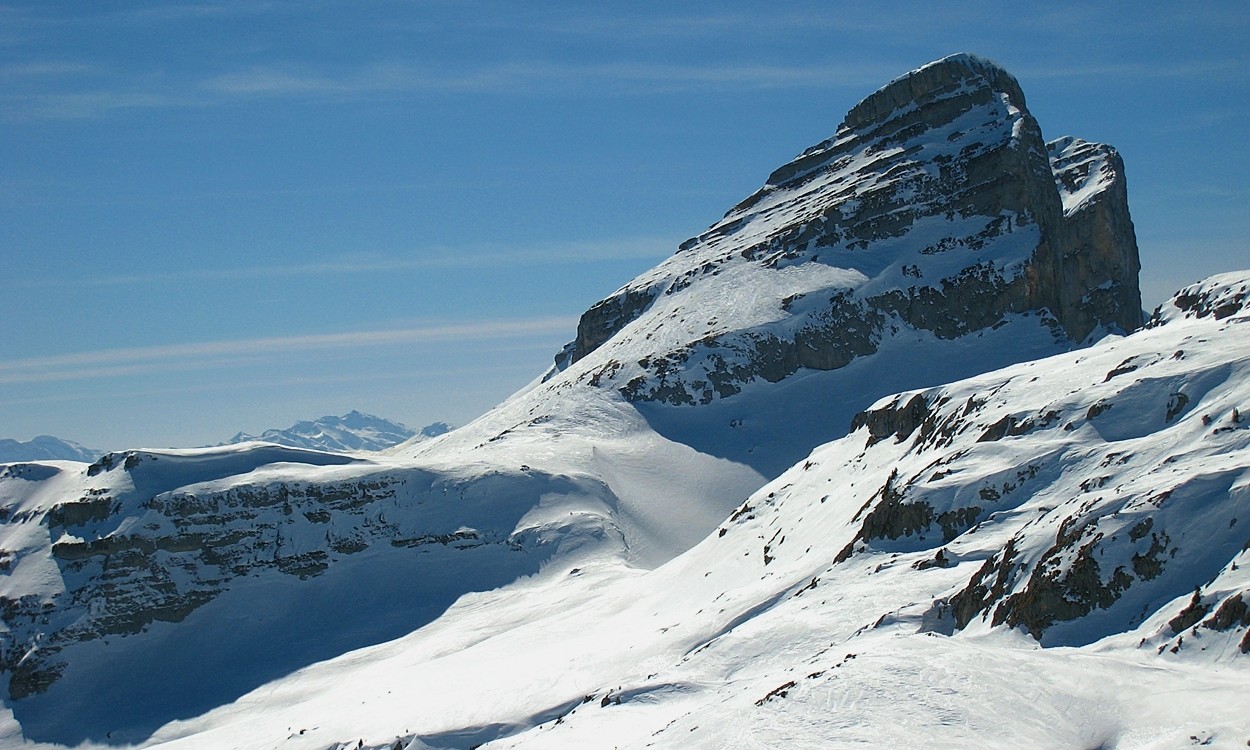 La Tour de Mayen (2326m) cache partiellement sa jumelle, la Tour d'Aï (2330m)