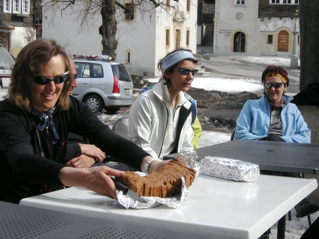 Partage d'un cake à la terrasse du St-Georges, Ernen...