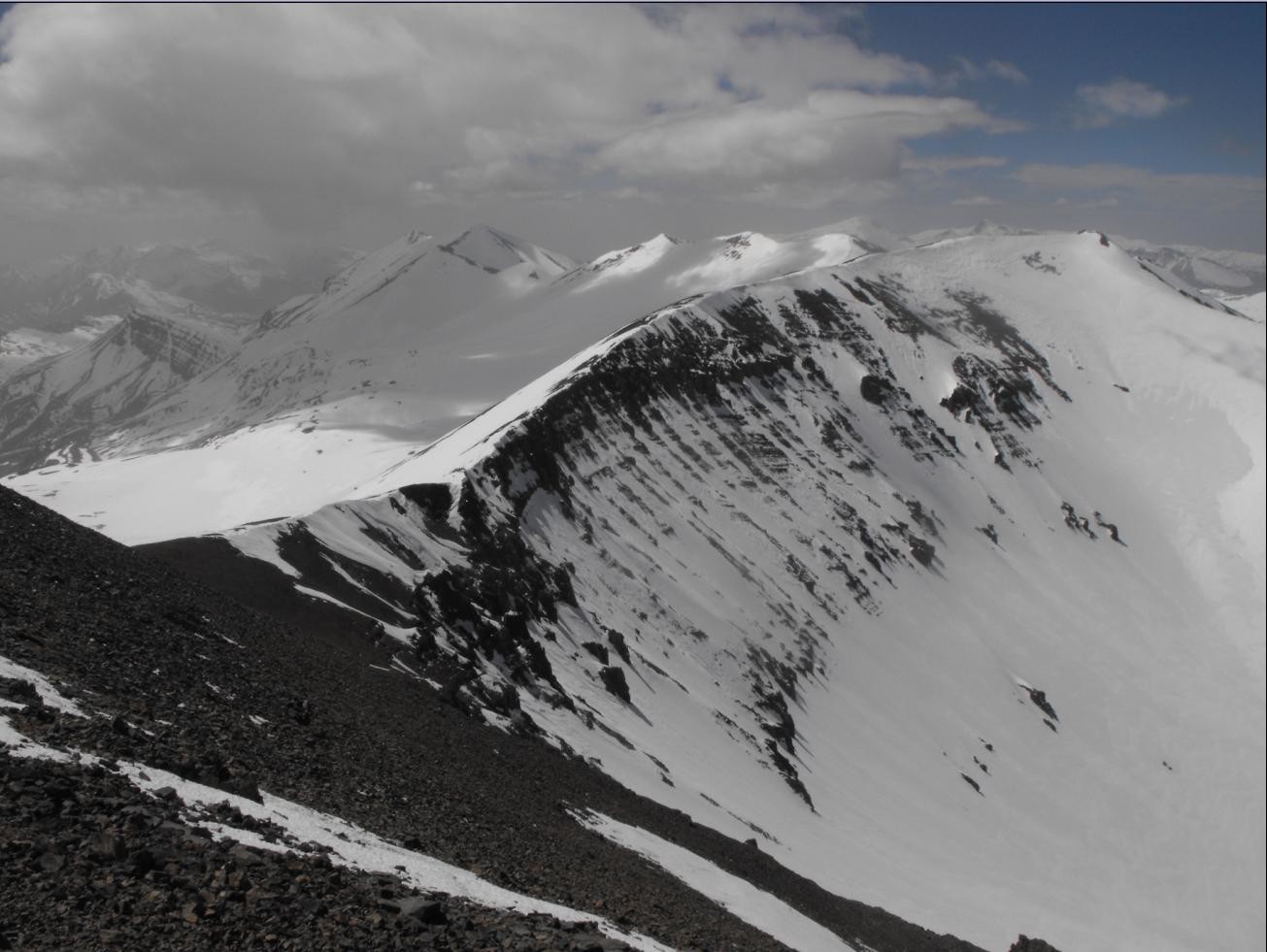 1ère moitié de l'arête ( entre le sommet 3978m et le sommet 4008m )