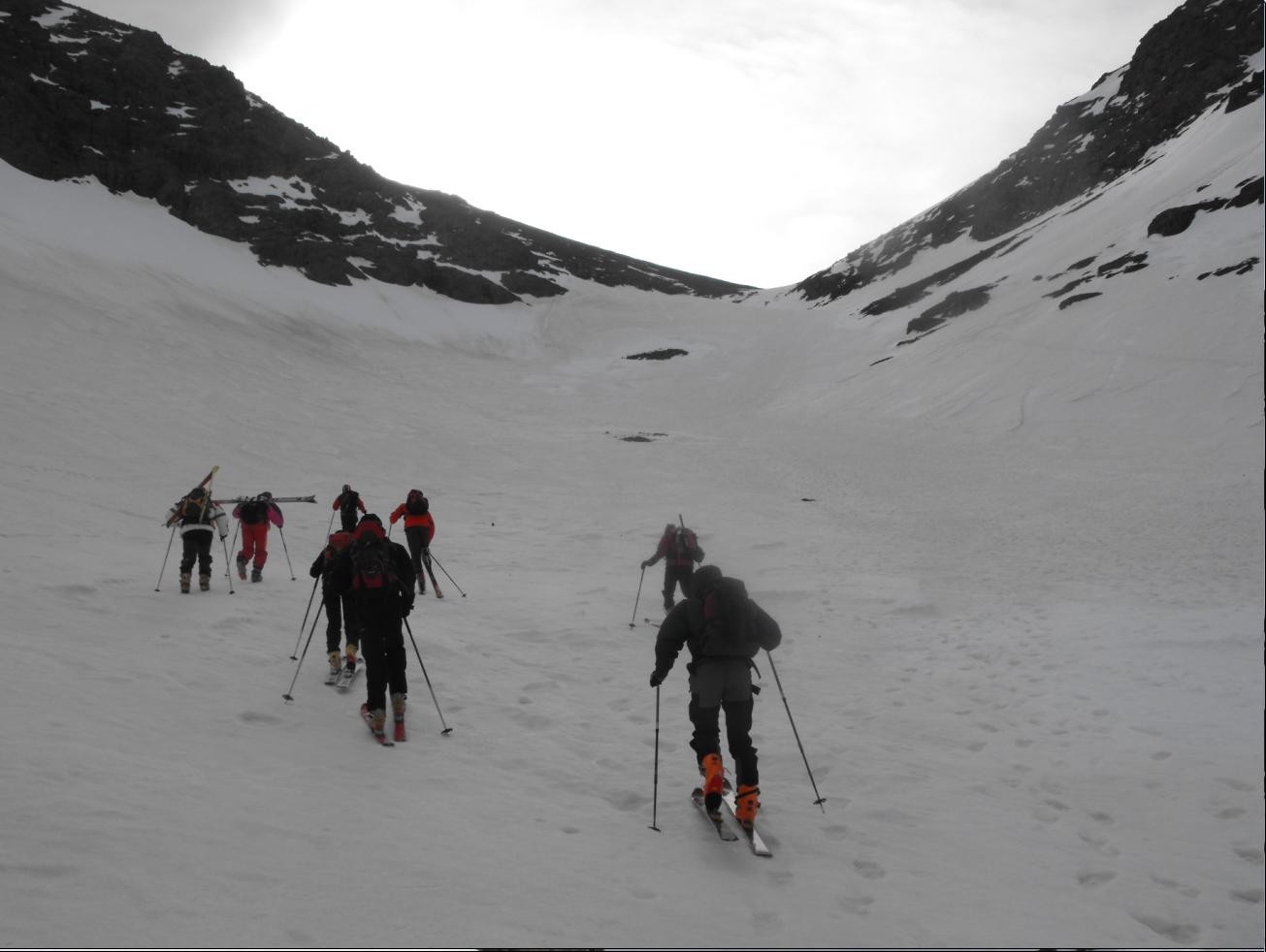 Départ à skis après le 1er ressaut au-dessus du refuge