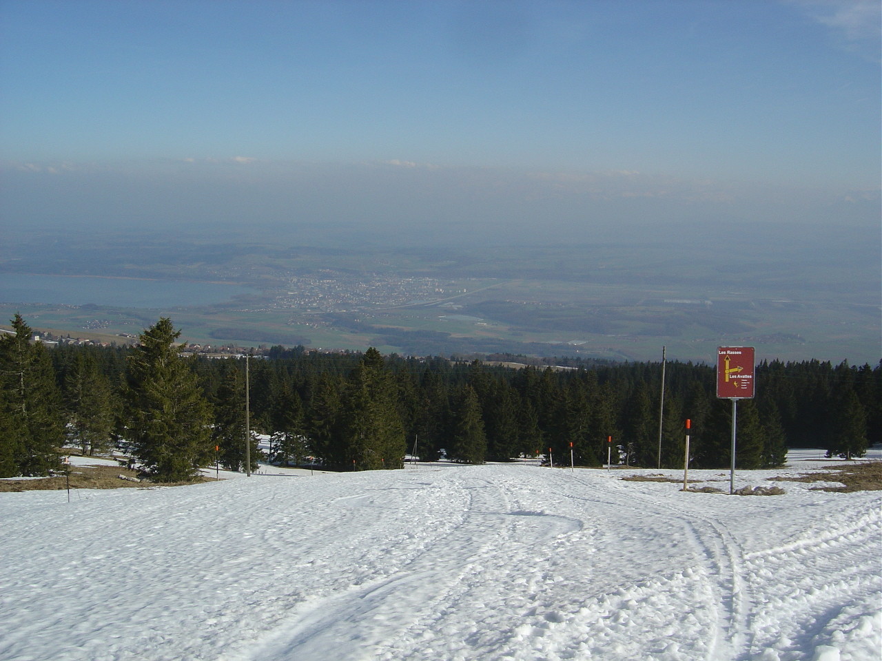 Au loin Yverdon et le lac de Neuchâtel.