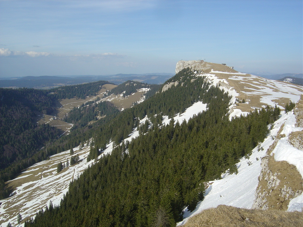 Des Petites Roches, vue sur le Chasseron. A sa gauche, la bande blanche qui permet de descendre à la Merla