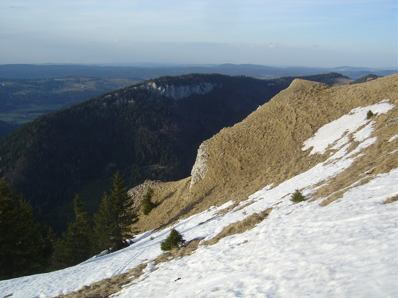 Au fond les Roches Blanches. Dans la remontée aux Petites Roches.