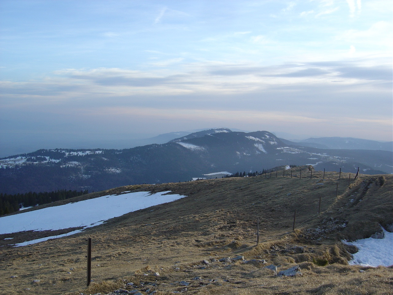 Au loin le Suchet et les Aiguilles de Baulmes. Plus près, le névé pour rentrer aux Rasses.
