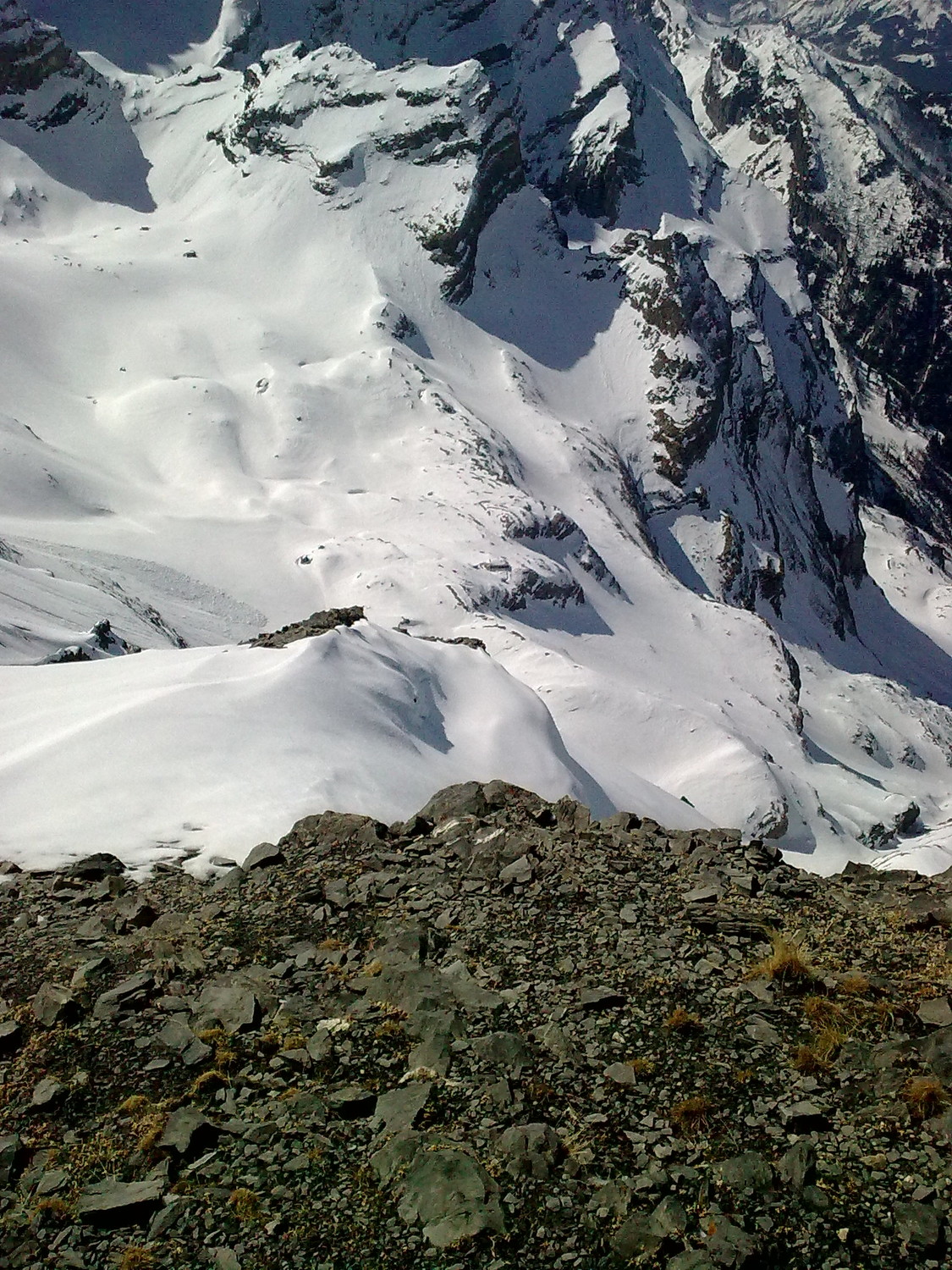 Du col, vue plongeante sur la Cabane de Plan Névé