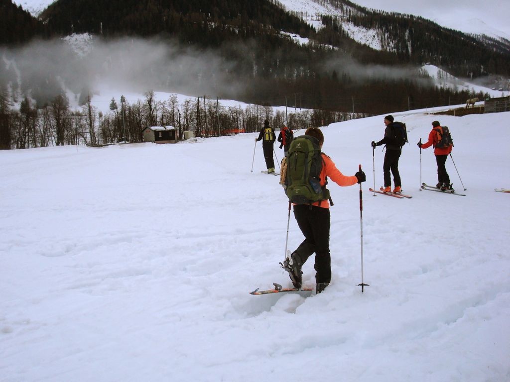Départ de Geschinen. Neige pourrie et bruine...