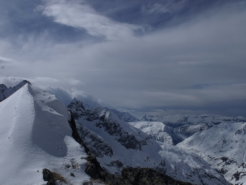 Vue de l'épaule entre le col et l aiguille de Berard vers 1580m
