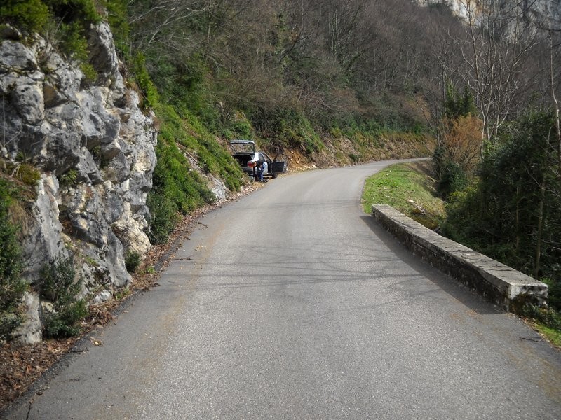 Le petit muret 1.3Km après tunnel, le parking et la sente juste avant la voiture !