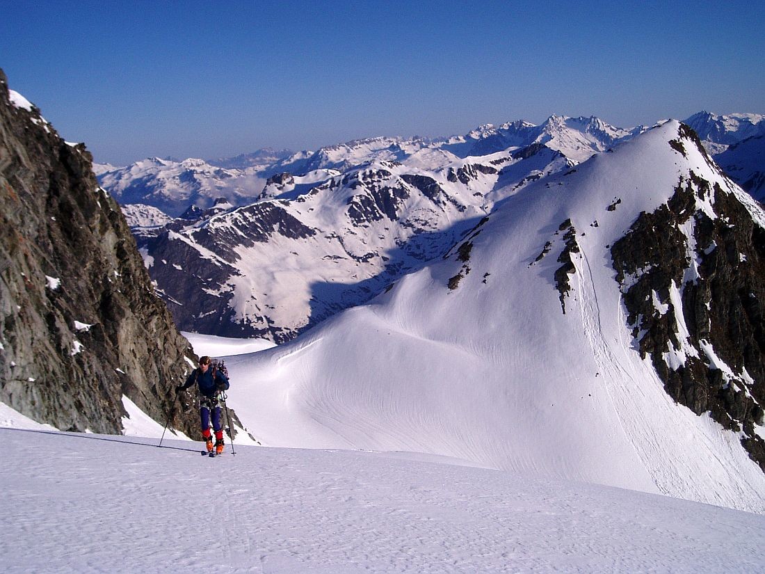 Grand Bec 2004 : 1h environ après avoir quitté le refuge du "Plan des Gouilles" , on aborde le Glacier du Troquairou