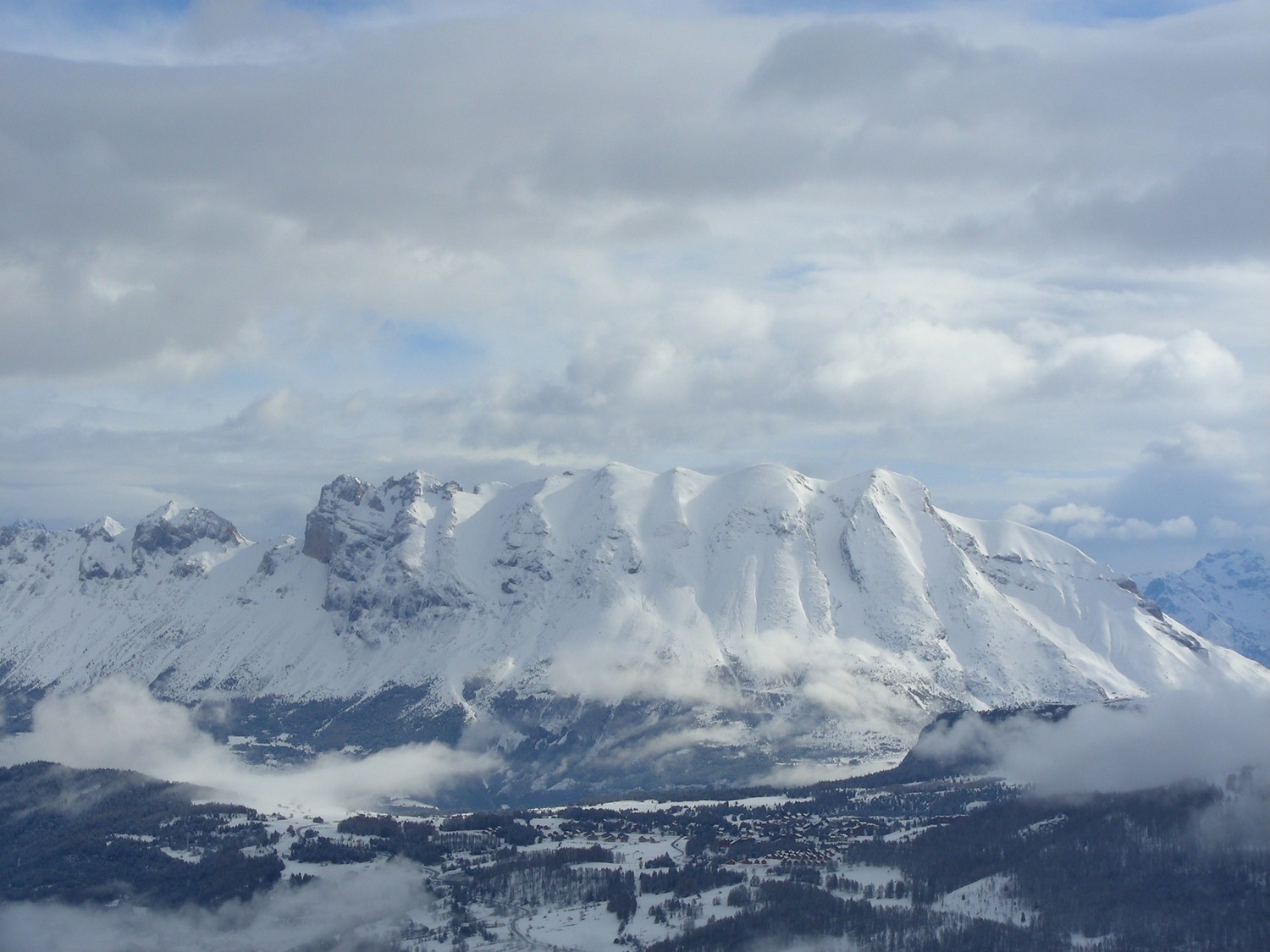 Le versant W de la montagne de Faraut bien plâtré