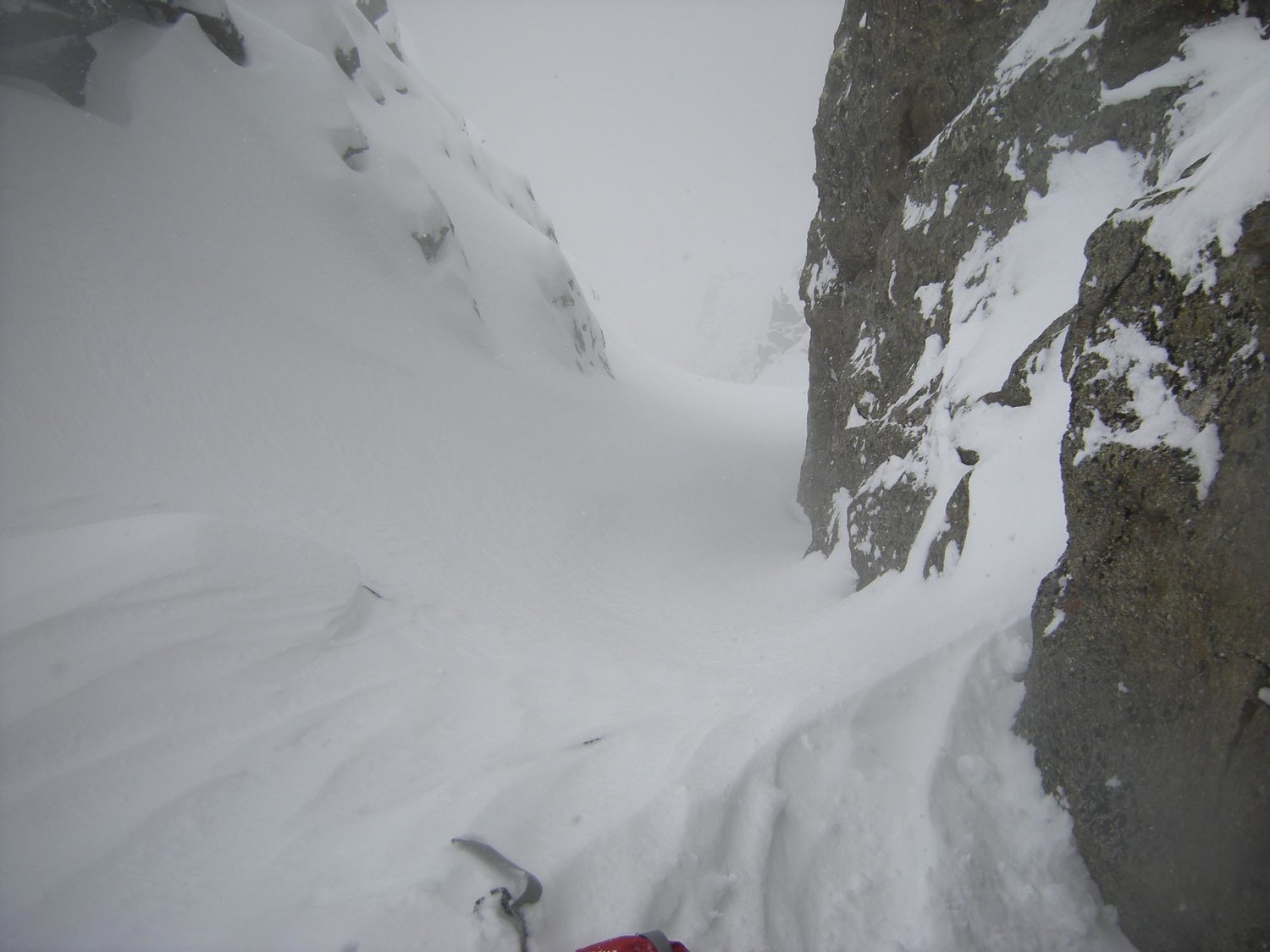 Luisin couloir E. Le sommet du couloir bien chargé de neige fraîche.