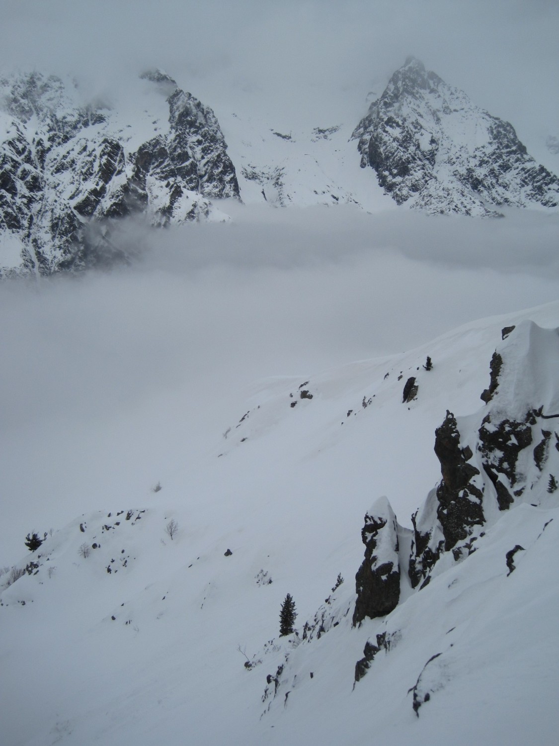 Vers l'intersection pente de montée/couloir de descente. Au fond Olan et Cime du Vallon accrochés.