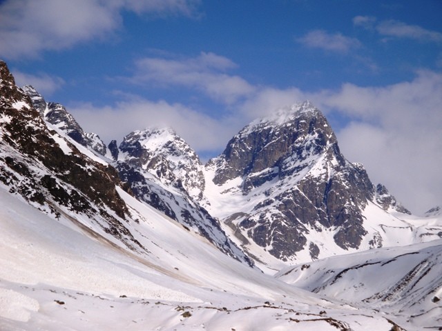 Piz Buin salendo alla Chamanna Tuoi, sulla sx il canalino Sud