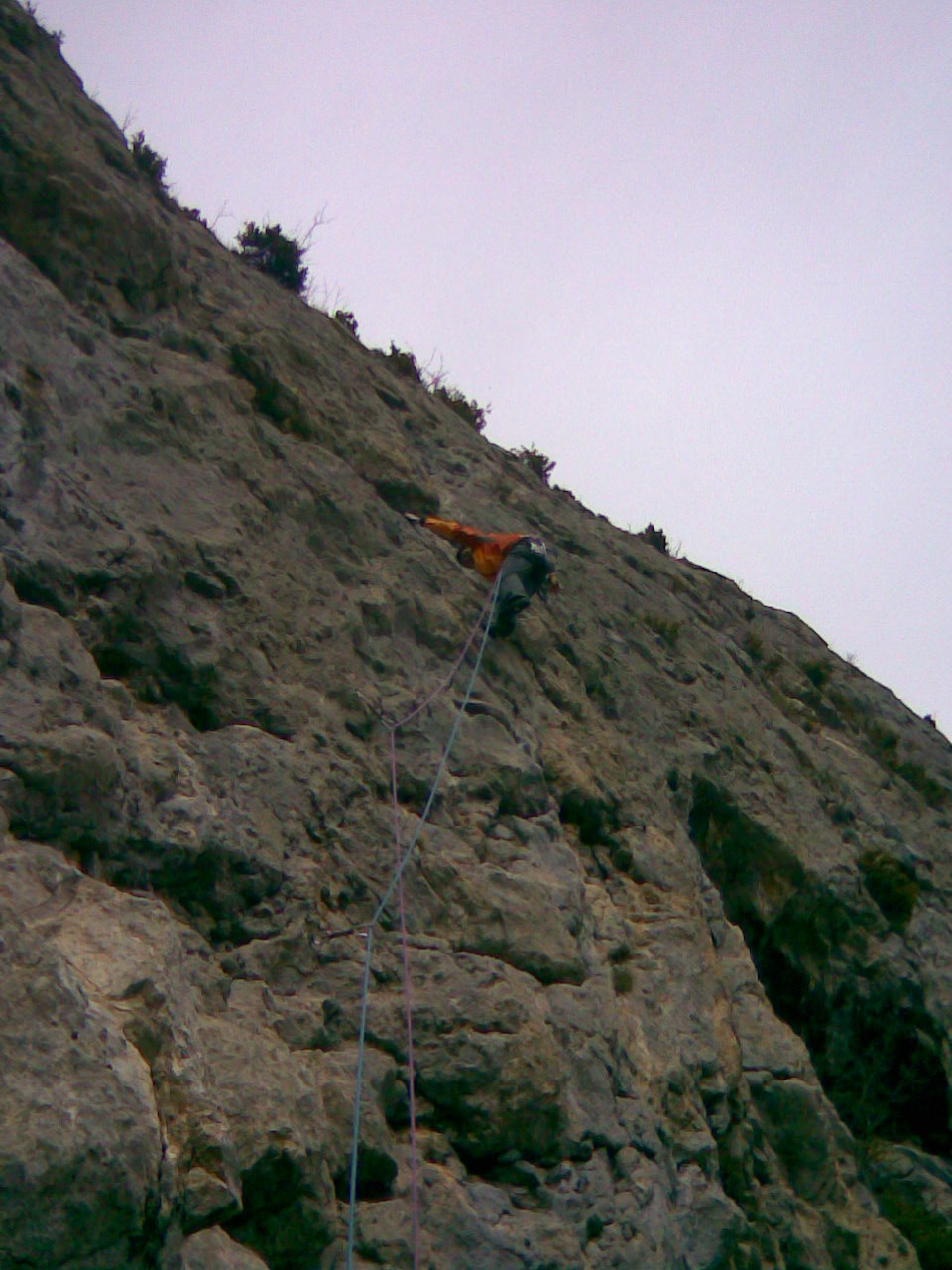 Philogrimpe dans la longueur en 5c