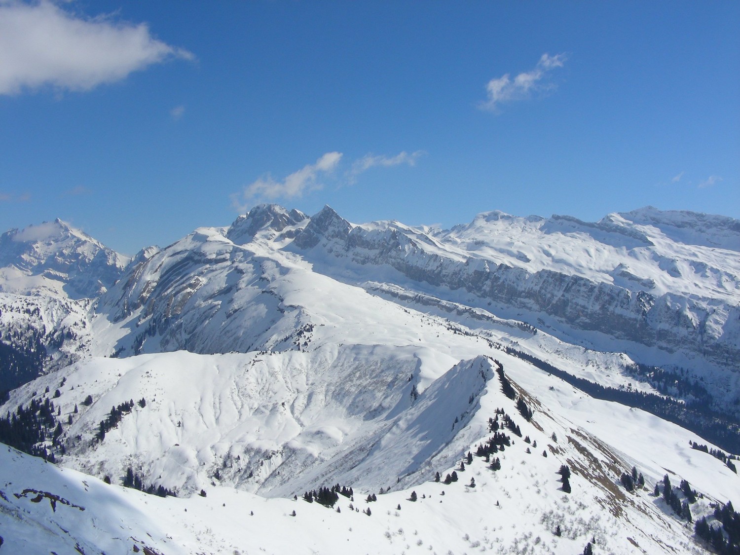 Vue générale sur la croupe W de la Tête de Bostan