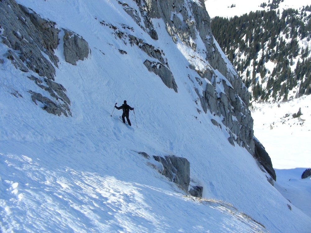 L'écharpe de neige permettant de contourner la barre rocheuse sur la gauche