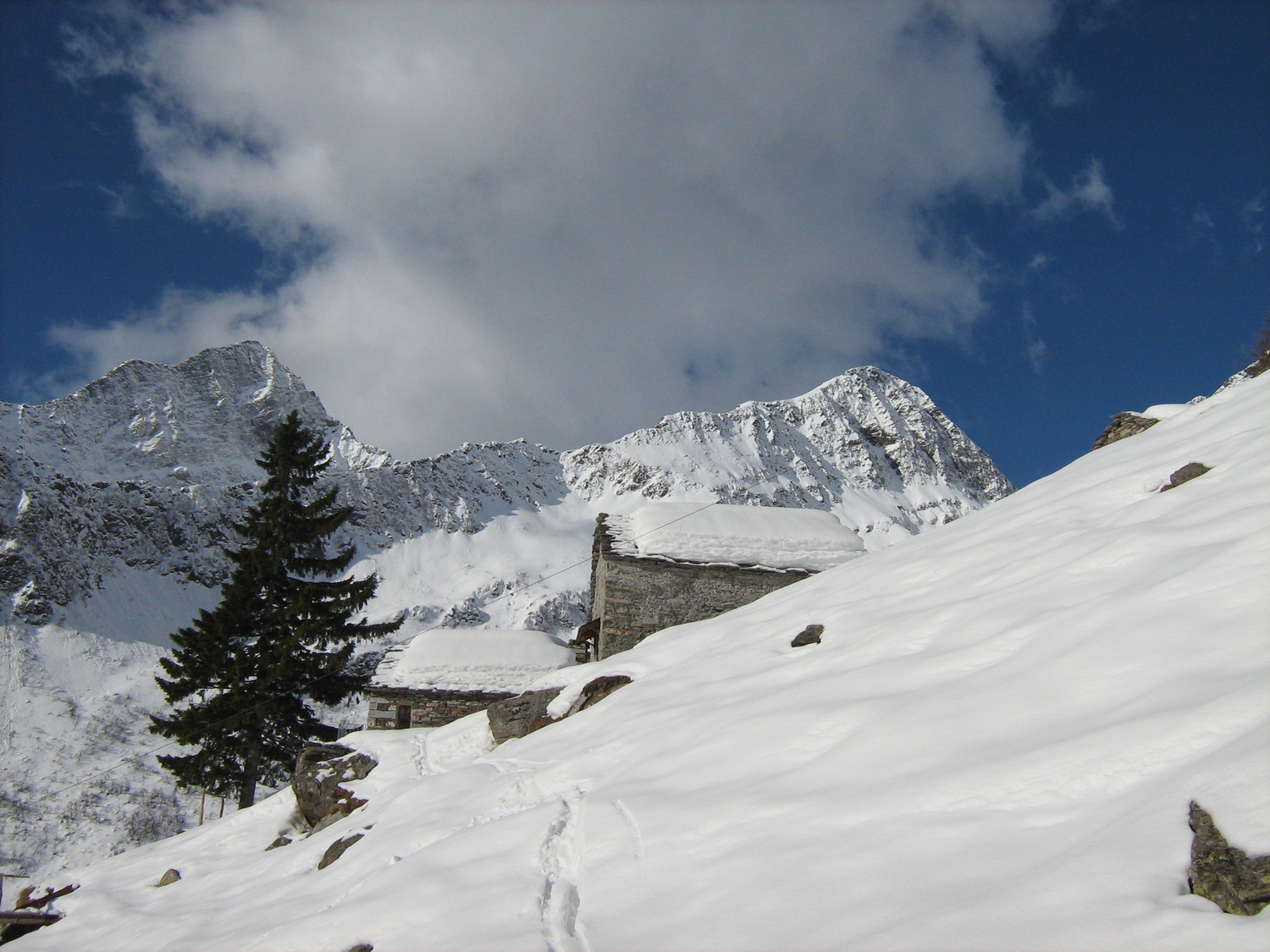 Alpe Vallè di Sotto con dietro il Tagliaferro e il C.no Mud