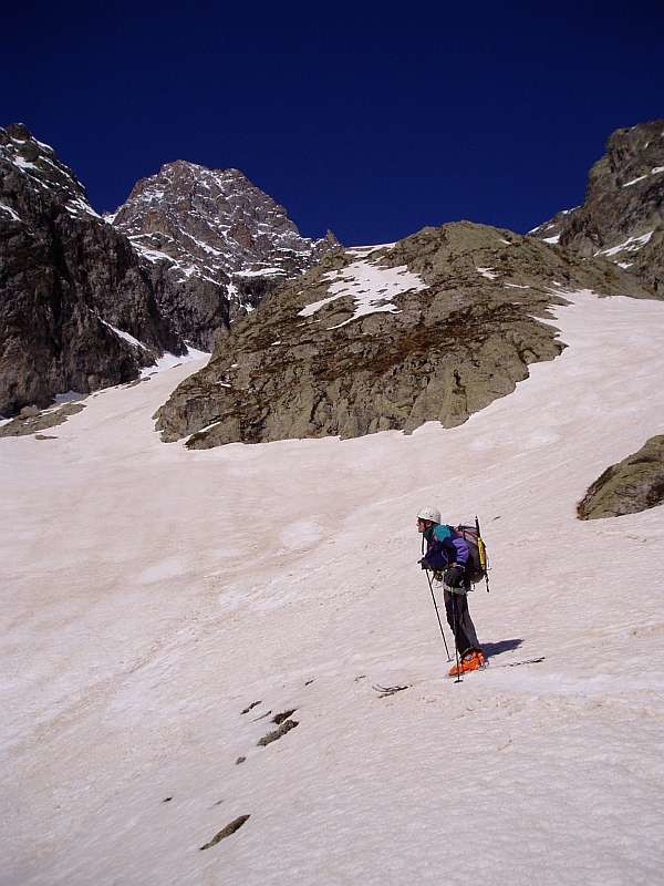 Traversée Pelvoux 2004 : La Serre Riou bien skiable ce jour , il faut quand même chercher les passage