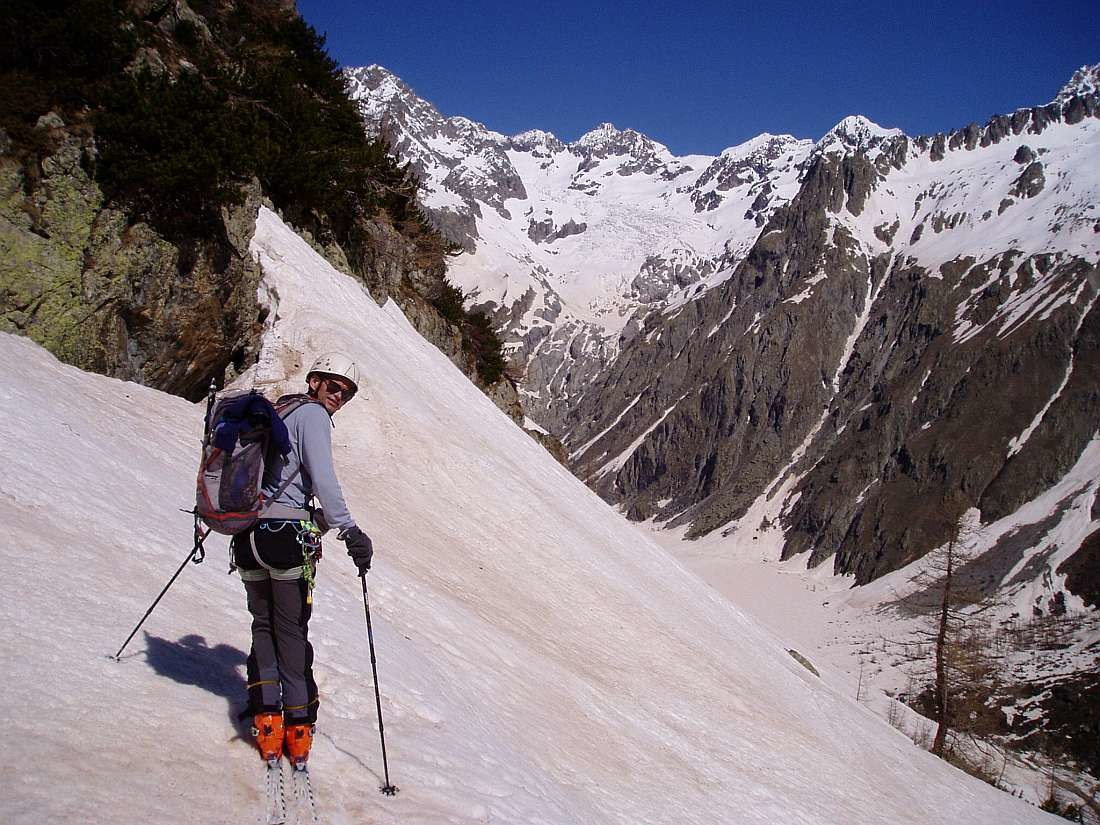 Traversée Pelvoux 2004 : arrivée sur la vire en bas Serre Riou