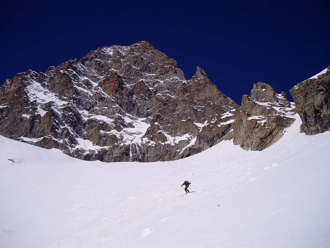 Traversée Pelvoux 2004 : Après la traversée du bas du glacier des violettes nous voici sous les 3 dents