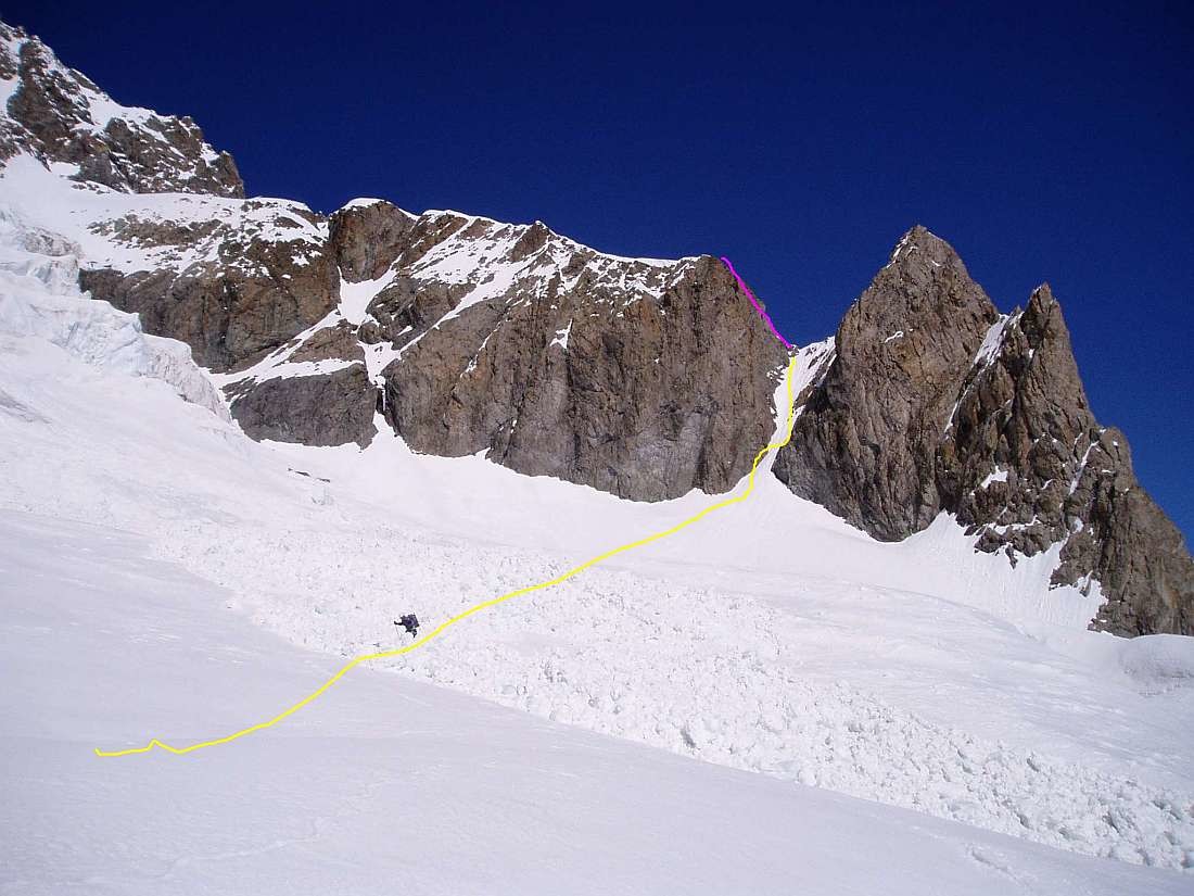Traversée Pelvoux 2004 : Traversée du bas du Glaciers des violettes, en fushia le rappel, en jaune tout à ski (c raide)