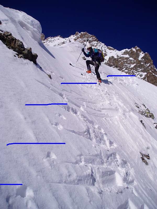 Traversée Pelvoux 2004 : La traversée craignos , il ya 20m de neige puis un vide de 500 m , on assure ses prise de carres !!!