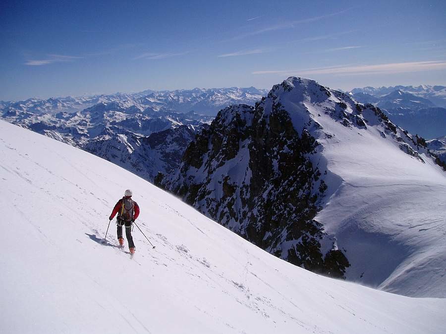 Traversée Pelvoux 2004 : Début de descente du Glacier du Pelvoux à 3900m , musique maestro