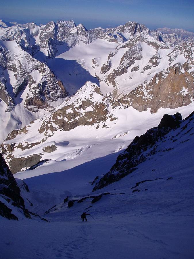Traversée Pelvoux 2004 : Final du Couloir Coolidge , on plane au dessus des Ecrins Sud