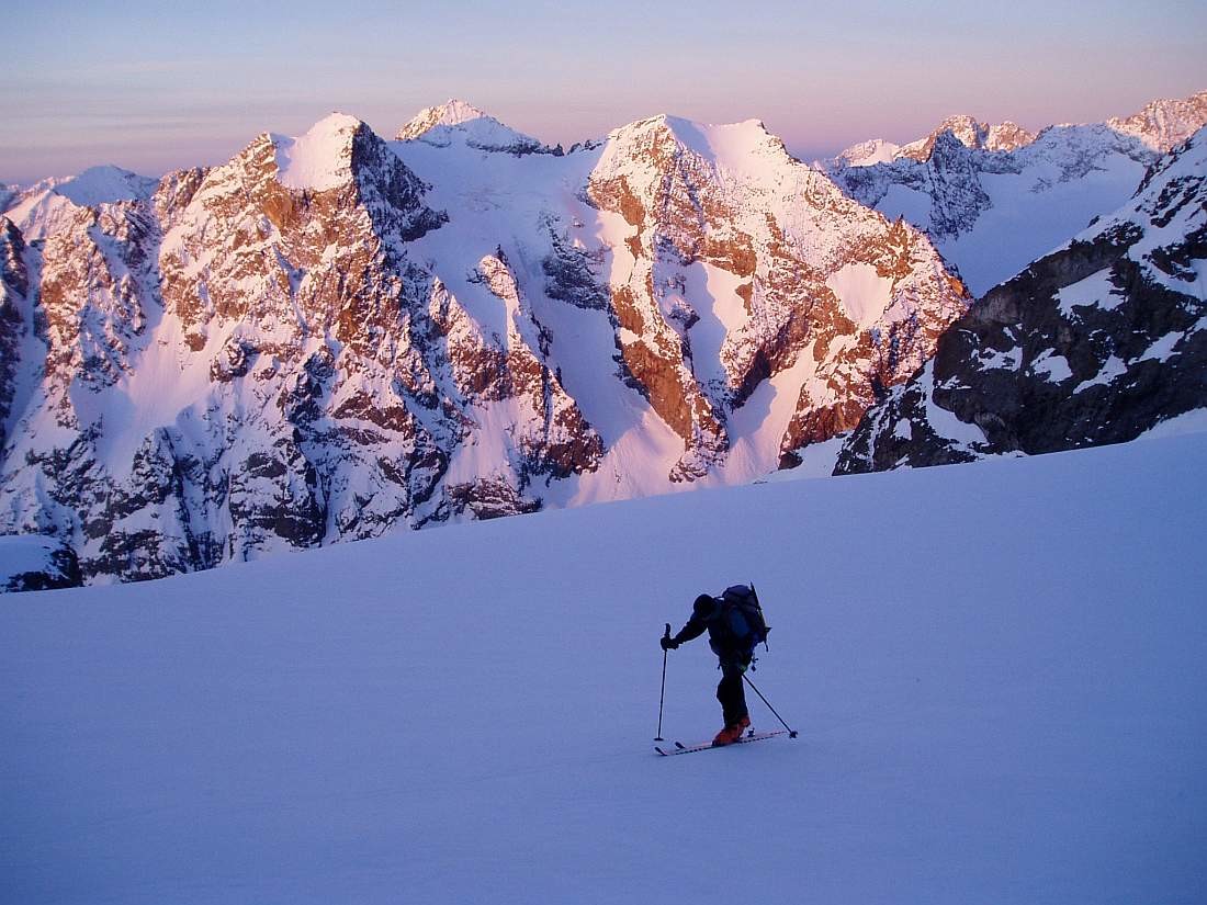 Traversée Pelvoux 2004 : L'aube sur CelseNiere et la Pointe Guyard , dans le noir , j'ai eu bien peur entre le refuge et la Bosse de Sialouze !