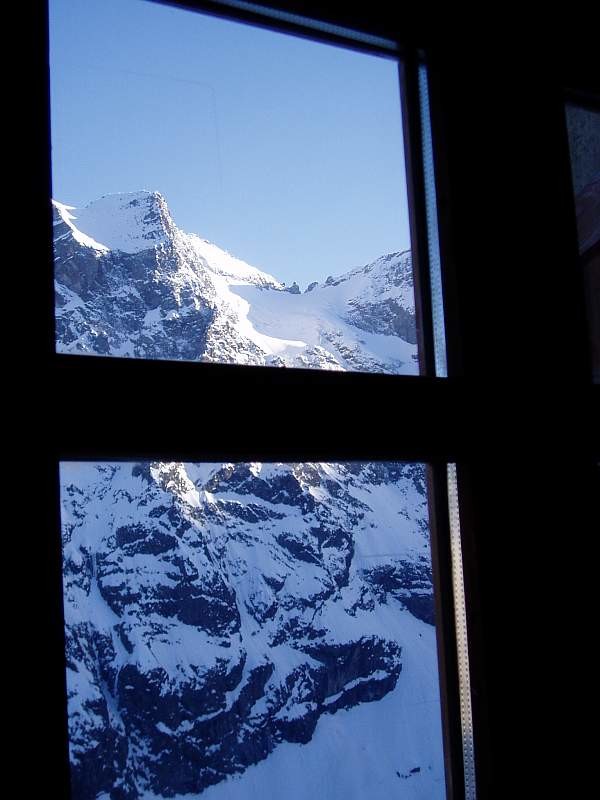 Traversée Pelvoux 2004 : Le jour 1 se termine nous somme seuls il fait un froid terrible, la vue est horriblement belle