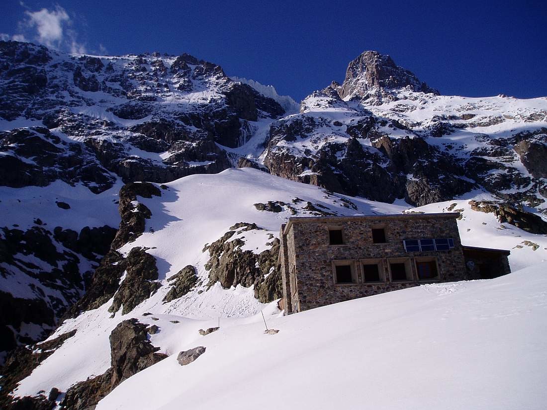 Traversée Pelvoux 2004 : Le Refuge Du Pelvoux , désert , sous le "petit" Pelvoux on se sent pas très grand non plus !