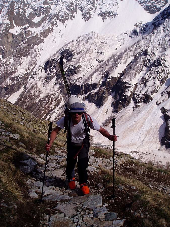 Traversée Pelvoux 2004 : Montée au Refuge , y'a quand même des bouts à pied c'est le 15 Mai alors les chamois se moquent