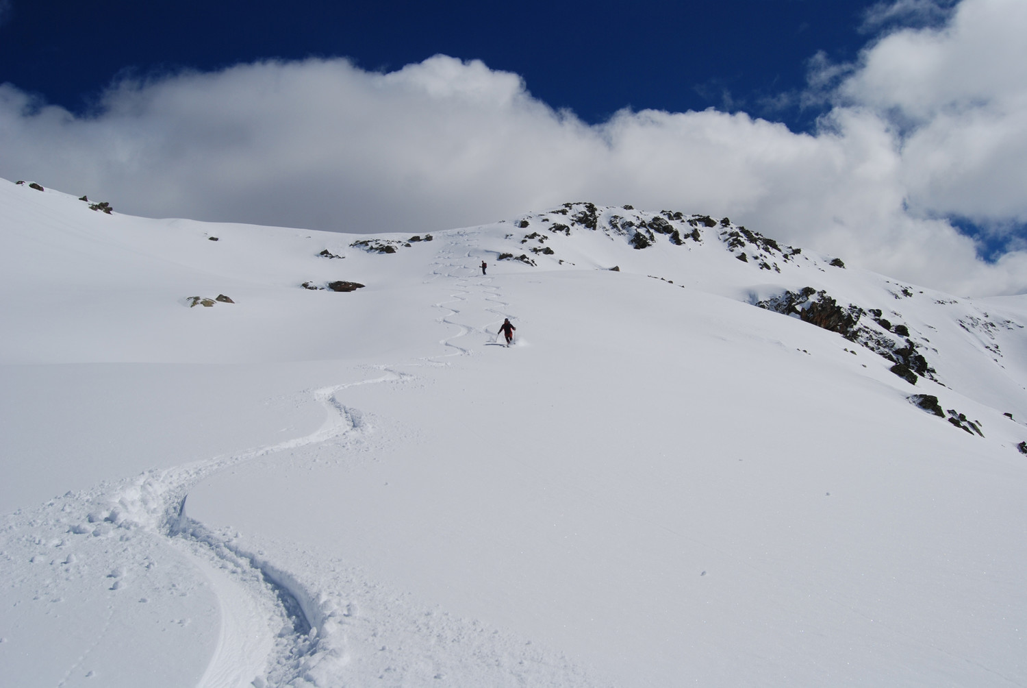 Le prime curve sotto la cima del Corno delle Ruzze 2808 m.