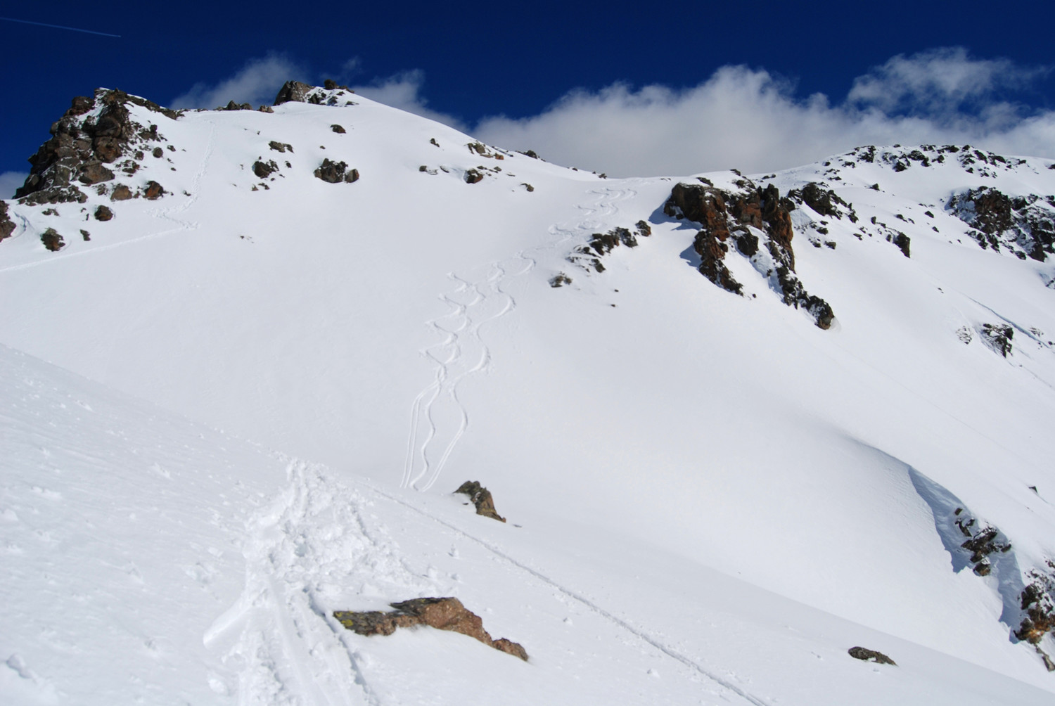 Il ripido pendio finale al Corno delle Ruzze 2808 m, a sx la via seguita in salita.