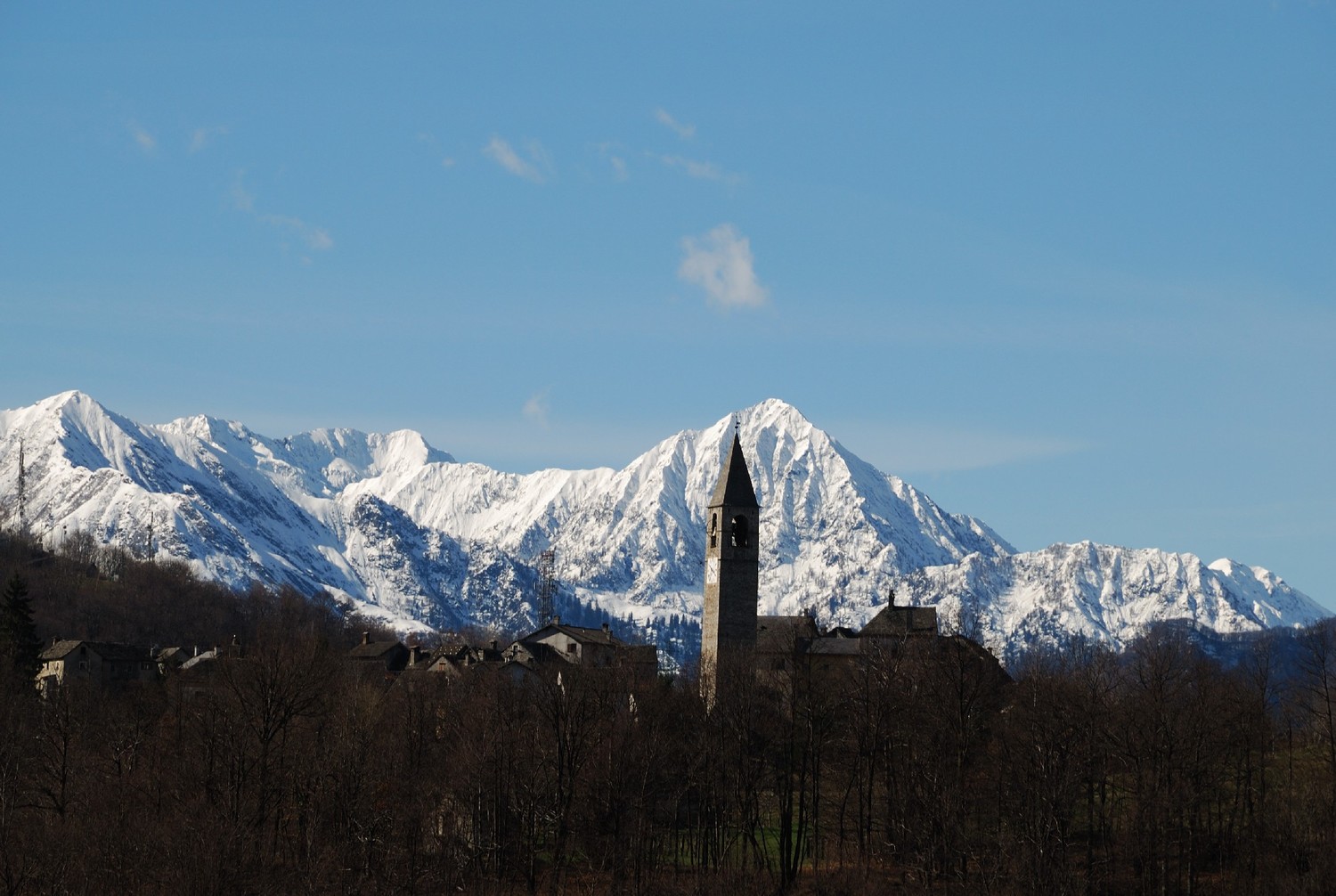 Campanile de Trontano (Ossola), au fond les sommets dominant le Val Strona