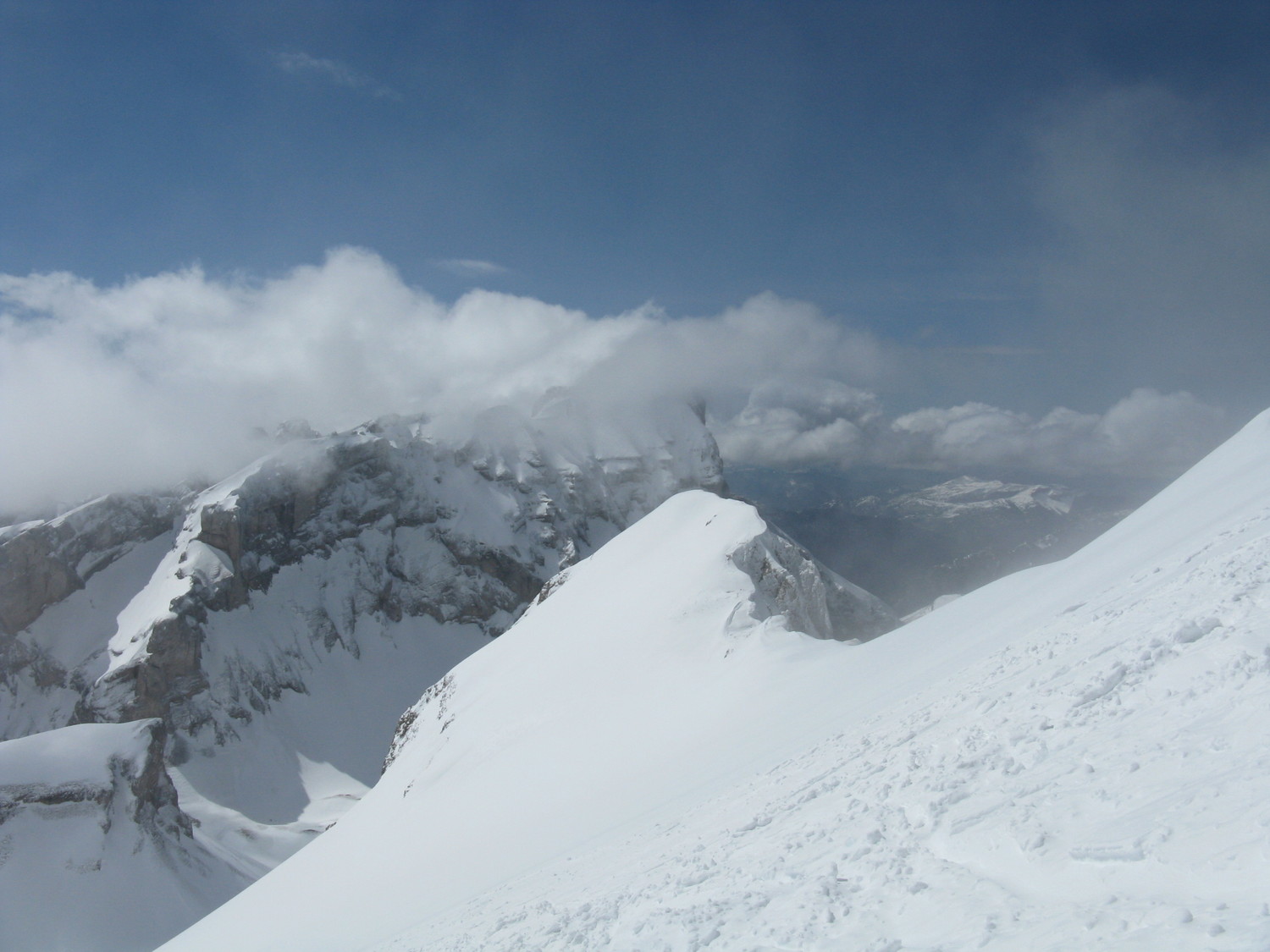 Juste sous le sommet avant les nuages