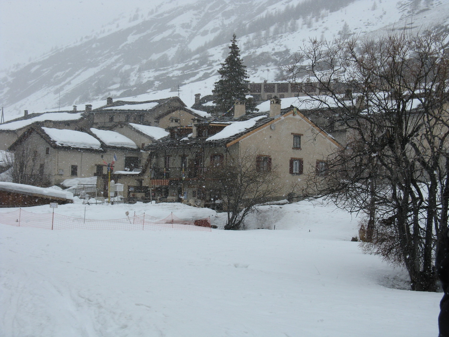 Le gite sous la neig qui commence à tomber