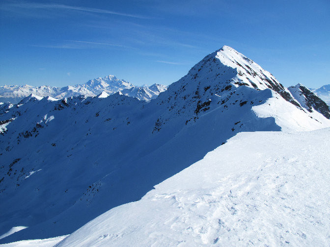 Le Grand Arc et le Mont Blanc au loin