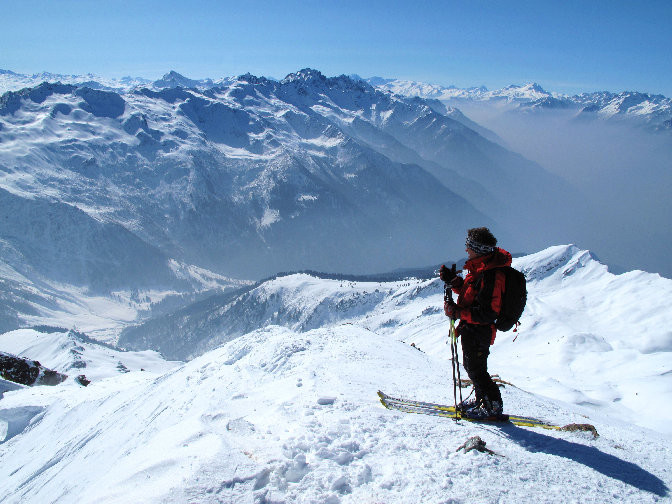 Skieur au sommet, devant la Lauzière