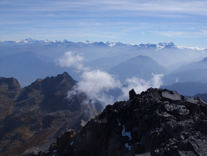 Au loin se dessinent les cimes du Valais
