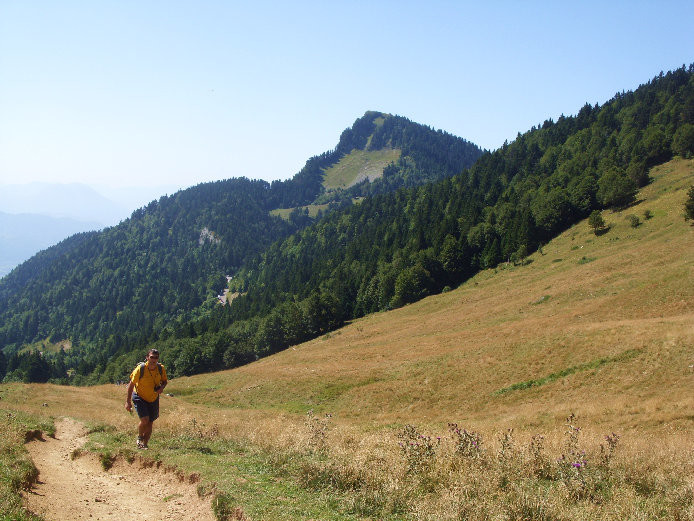 Montée devant le Roc Charvet