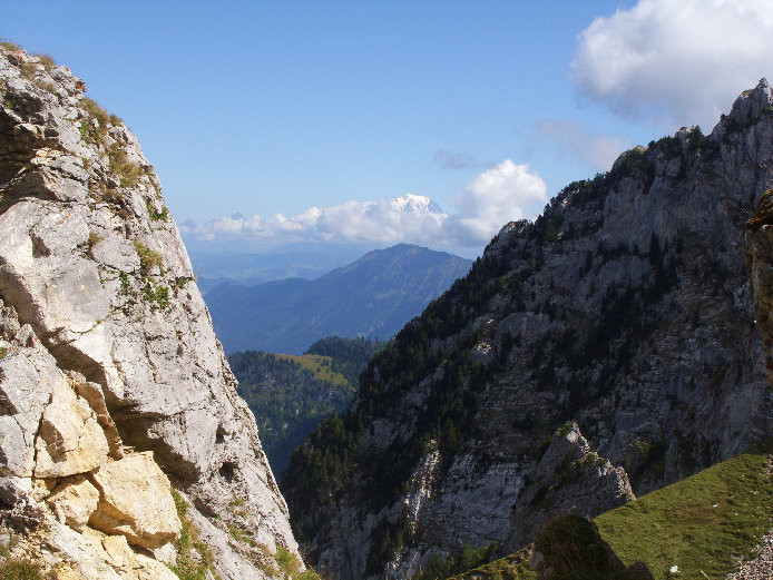 Le Mont Blanc loin au nord