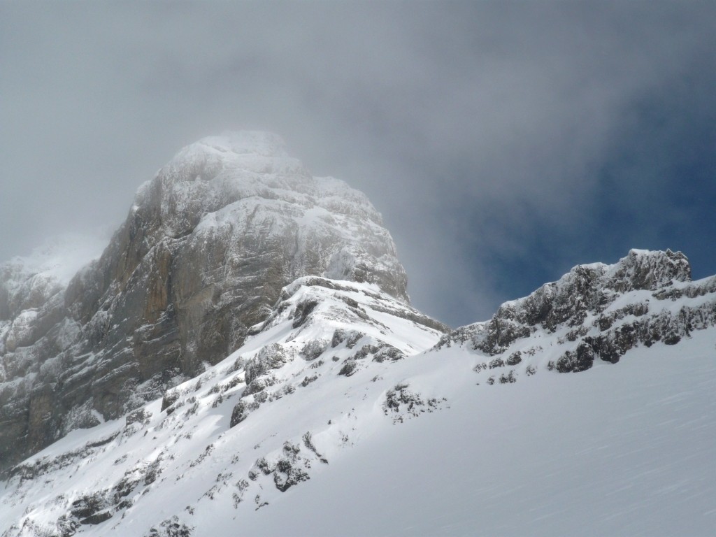 Le sommet des Diableret émerge du brouillard