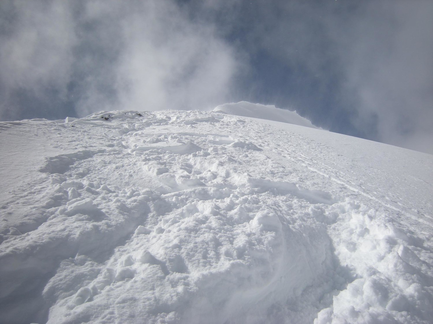 Dent de Barme. Couloir ENE. Du sommet sur le fil de l'arête NE.