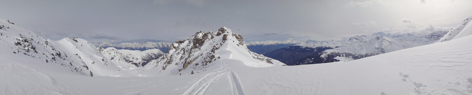Panorama au-dessus du col : à gauche le vallon vers Siviez, en face la Pointe de la Rosette, à droite la combe de la Rosette