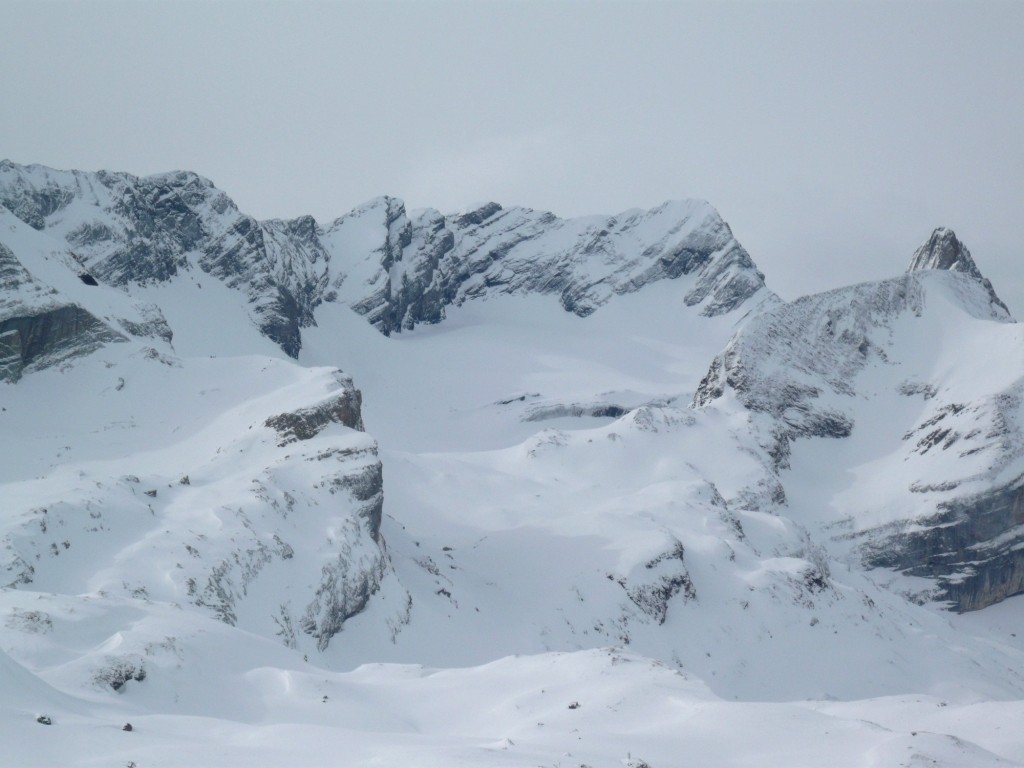 Vue sur le vallon de Paneyrosse. La face N de la pointe de Paneyrosse, entre autres, est vraiment bien enneigée